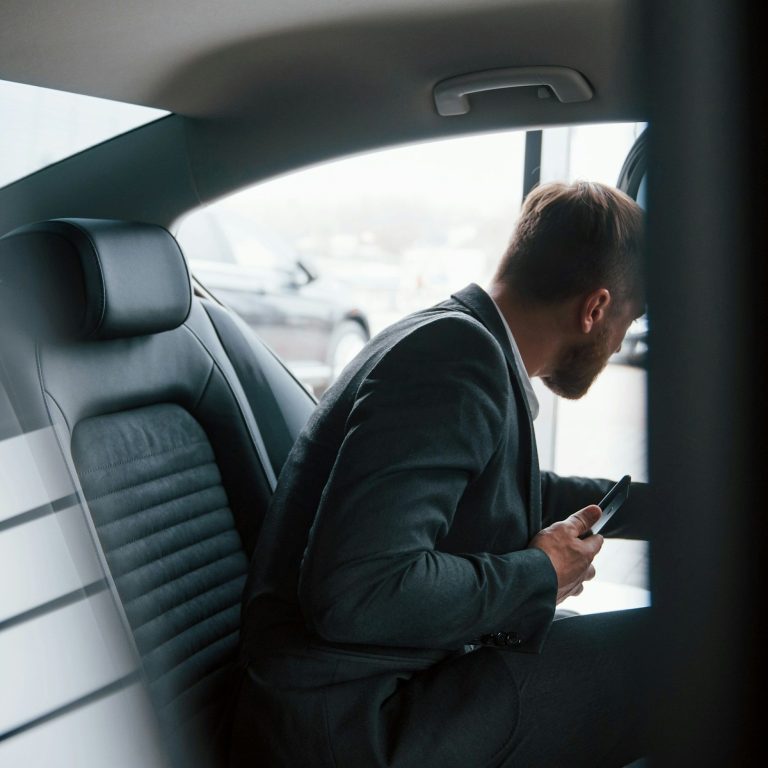 Geschäftsmann im Auto Geschäftsmann im Auto